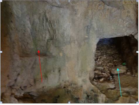 En rouge, une des deux encoches prévues pour soutenir la roue à eau  En bleu, l’orifice d’écoulement des eaux sur les pales de la roue