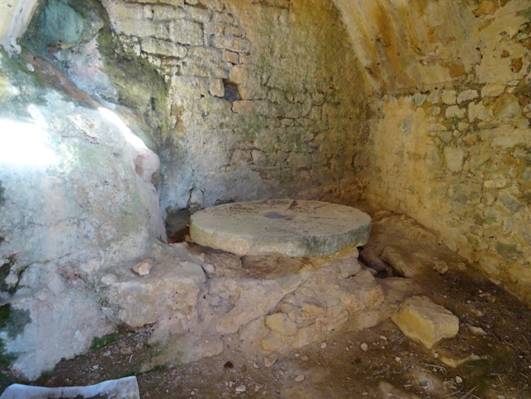 La meule dormante (la meule tournante a disparu)