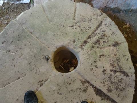 La meule est percée en son centre pour permettre le passage de l’arbre vertical relié à la roue à eau située l’étage en dessous