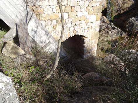 L’eau après avoir fait tourner la roue horizontale repart vers la rivière 	
